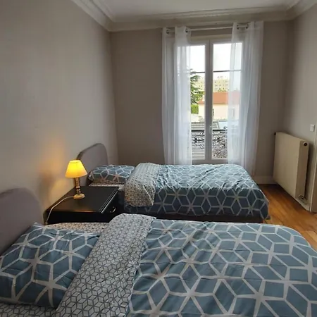 Apartment Paris La Defense 2024 *